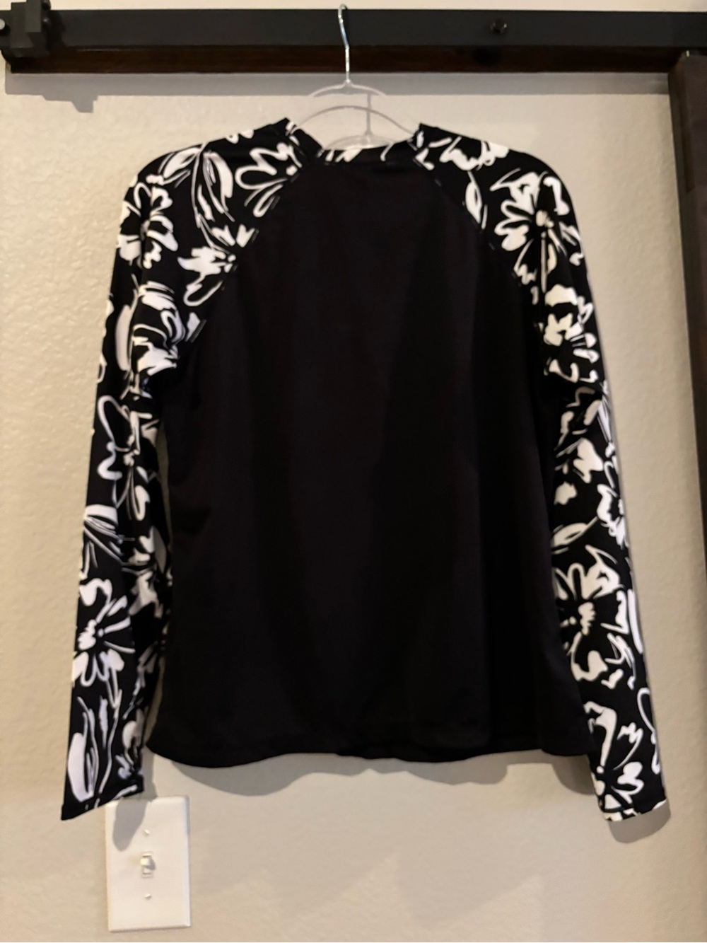 Hurley Black UPF 50+ Top with White Floral Long Sleeves Swim Surf - Picture 2 of 5